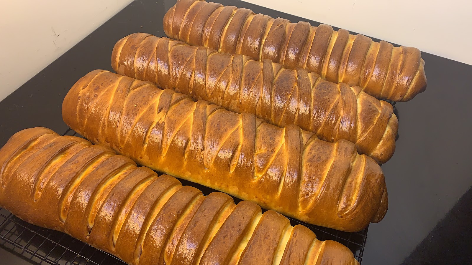 Vitrina de panes y hojaldres en Georges Boulangerie