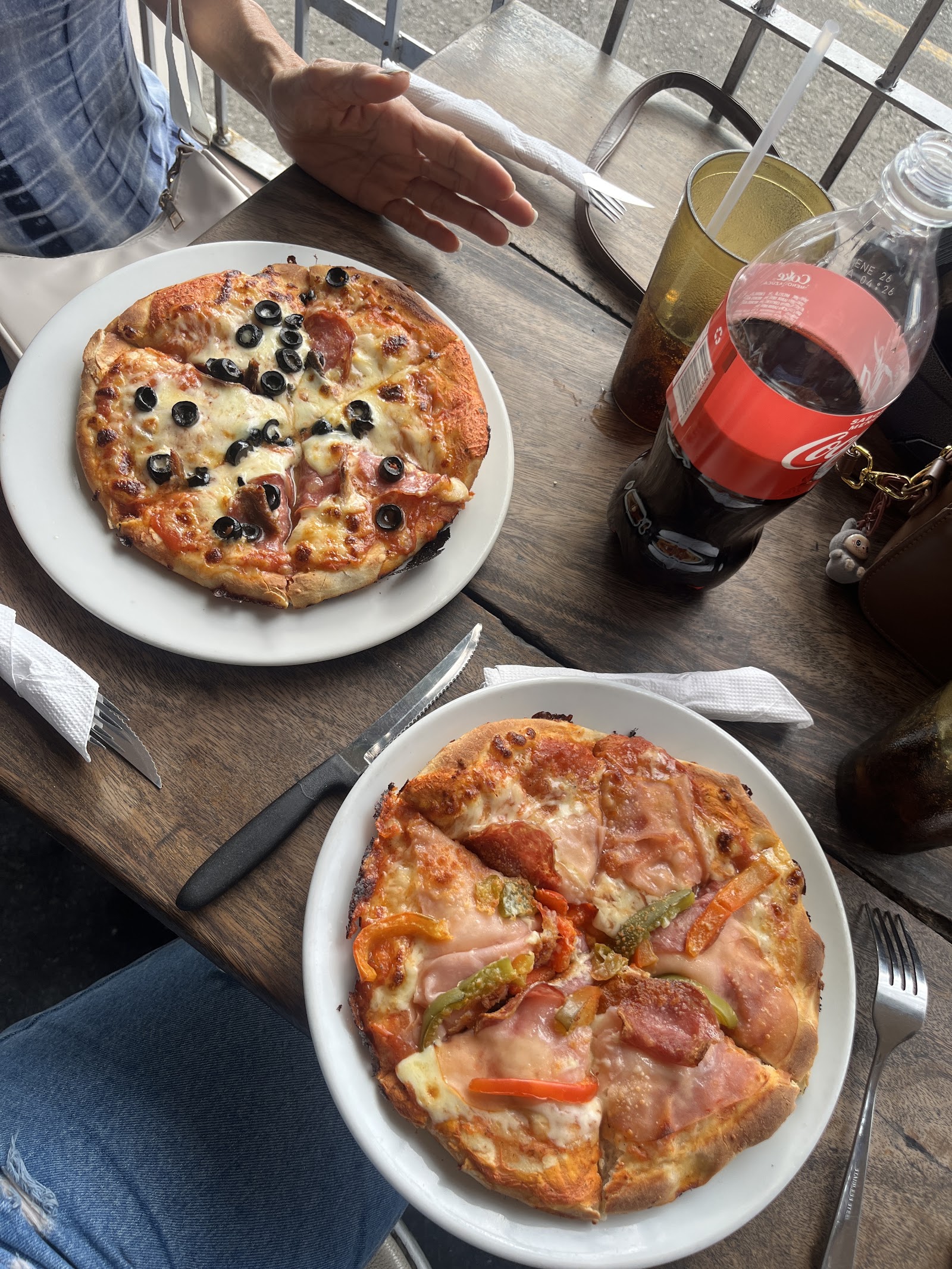 Mesa servida en la pizzería ¡Oh, Qué Bueno!