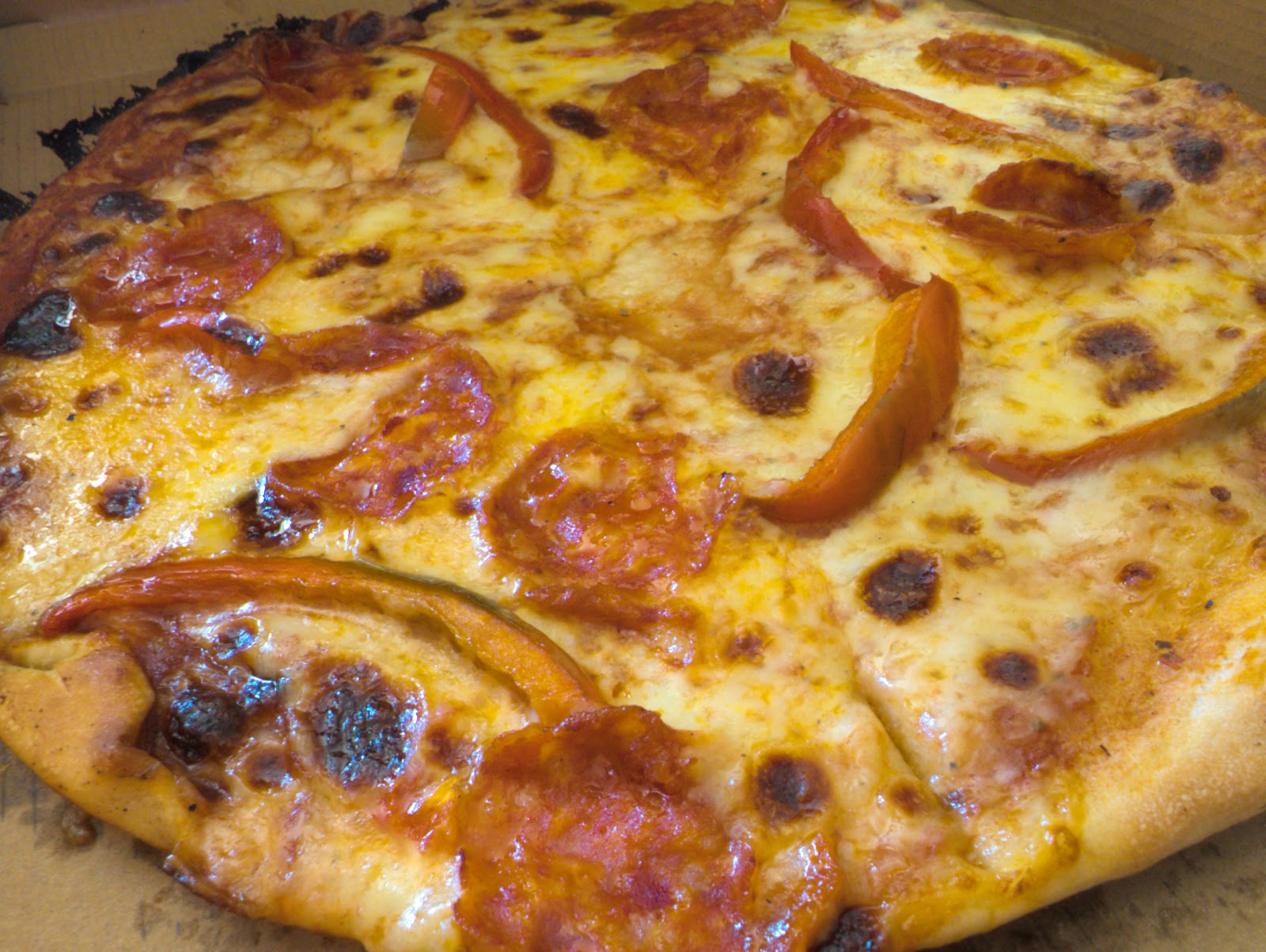 Pizza de masa gruesa servida en la mesa