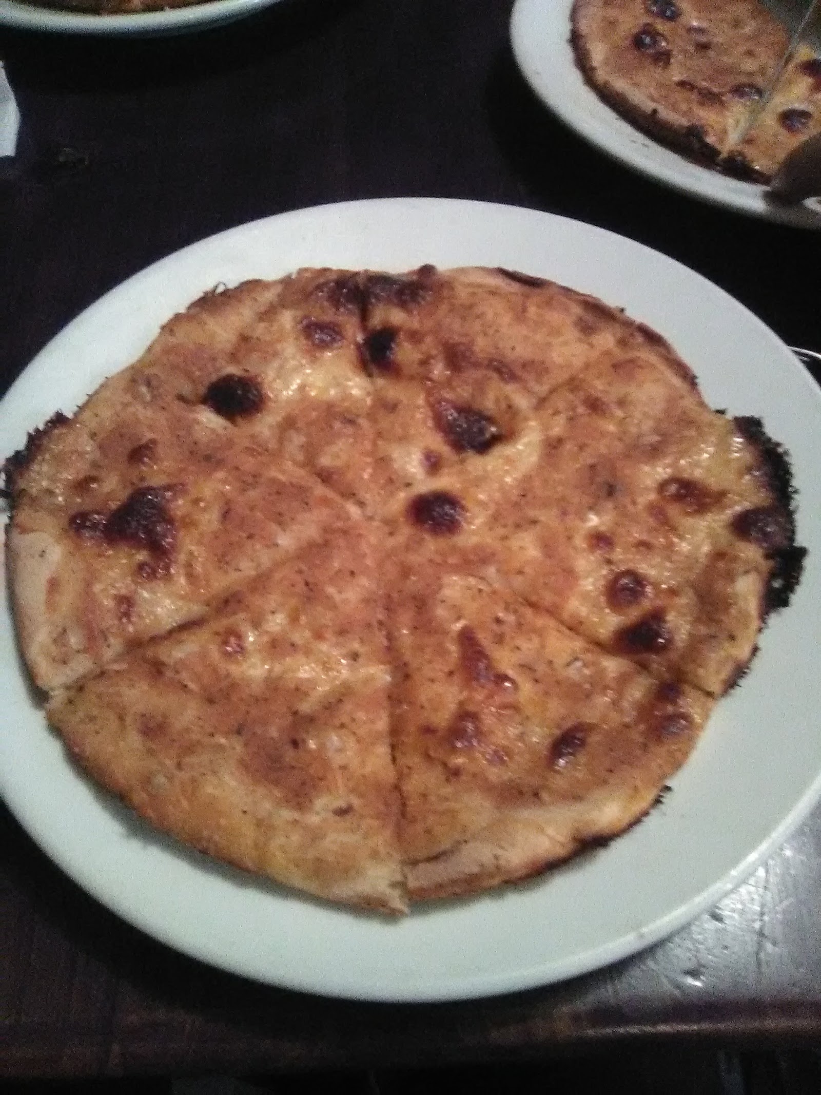 Detalle de la pizza con extra salsa